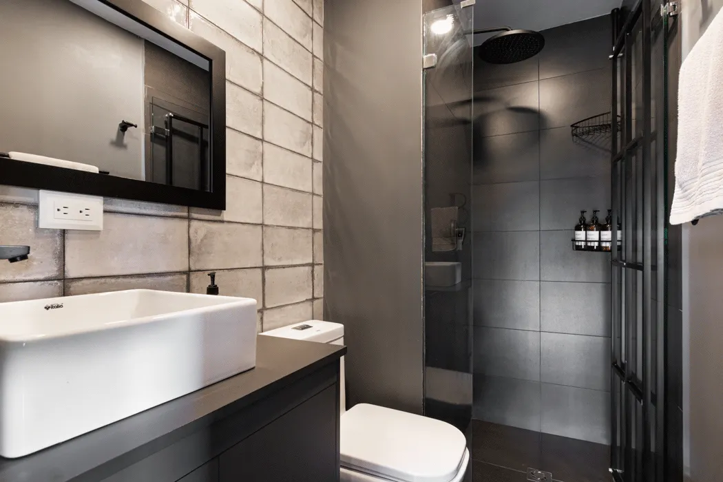 The-Belmonte-Penthosue-Airbnb-near-parque-lleras-social-bathroom-aa-1